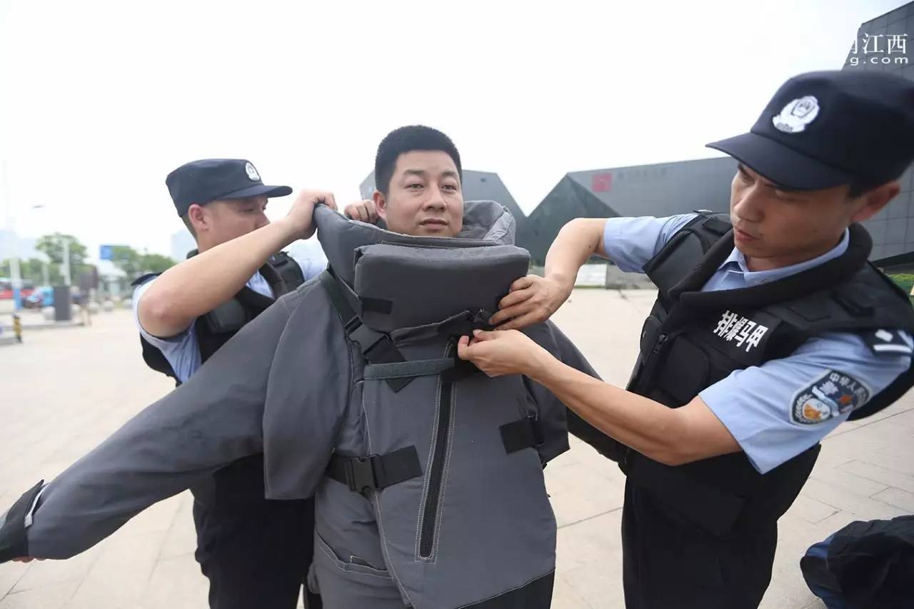 凤见第98期：揭秘现实版“拆弹专家”