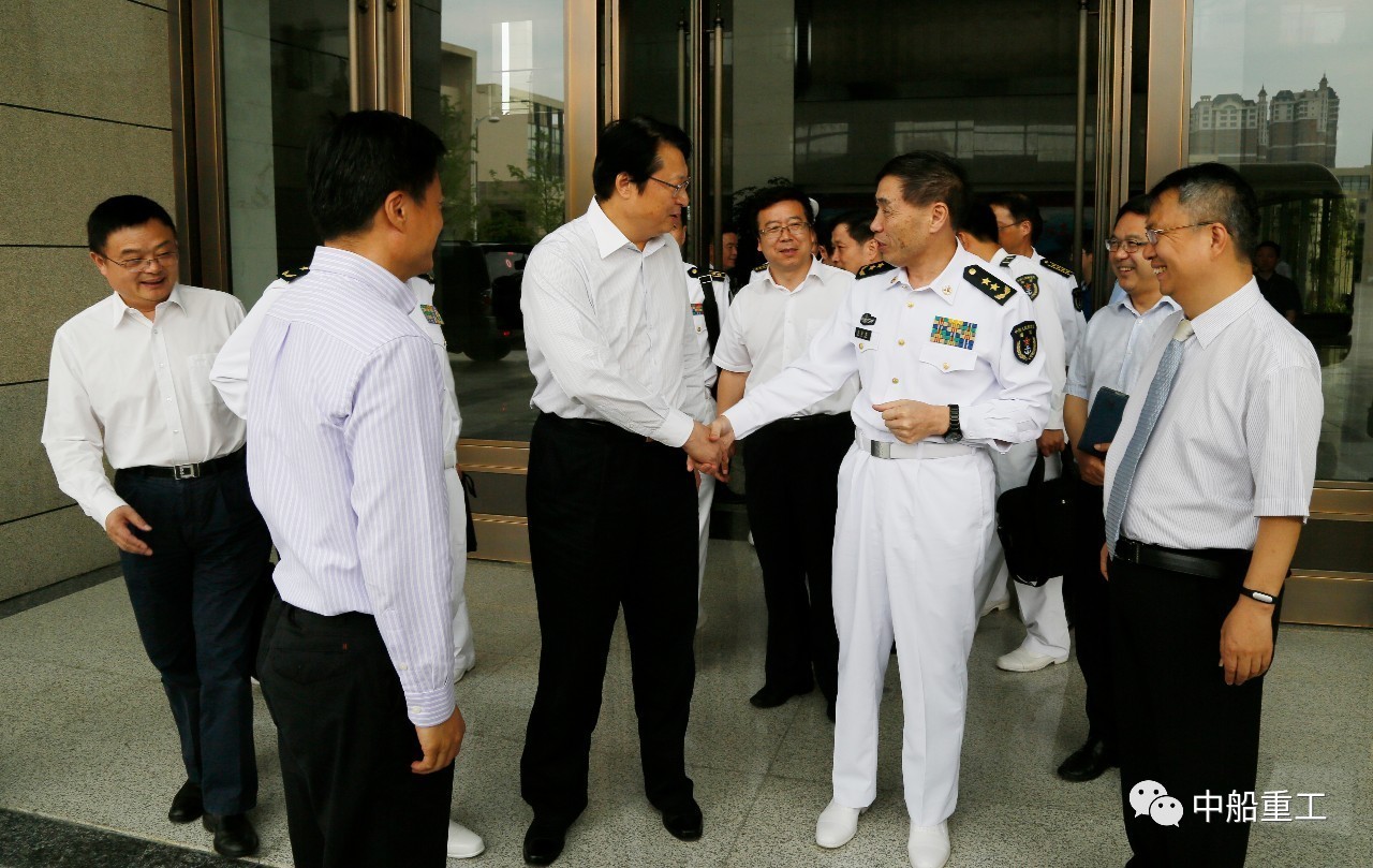 海军装备部部长王建国,中船重工副总经理杨金成随行慰问.