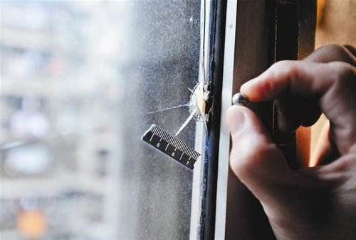 上海一中介为让房东降价售房 用钢珠射其窗户