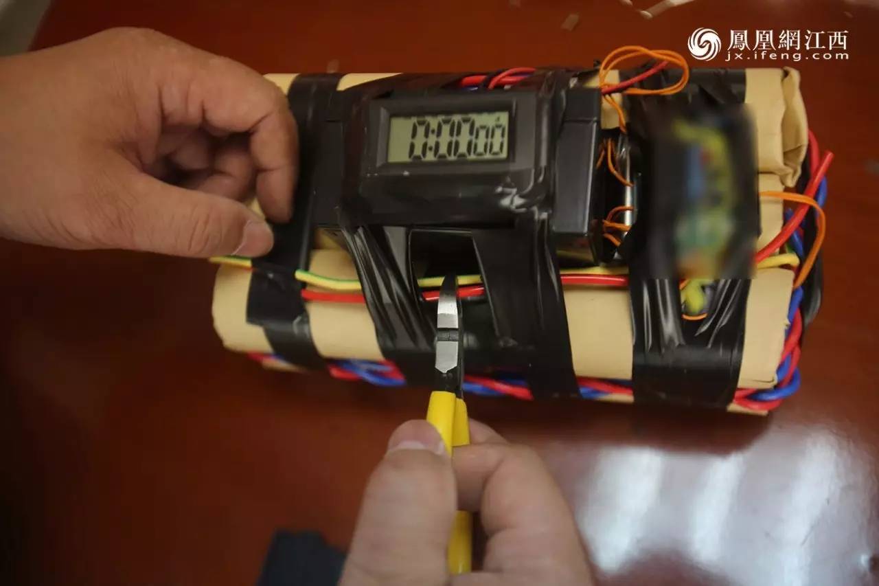 凤见第98期：揭秘现实版“拆弹专家”