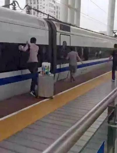 女子强闯地铁头发被夹，连续6站无法转头淡定玩手机（组图） - 22