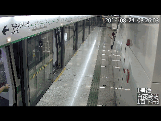 女子强闯地铁头发被夹，连续6站无法转头淡定玩手机（组图） - 20