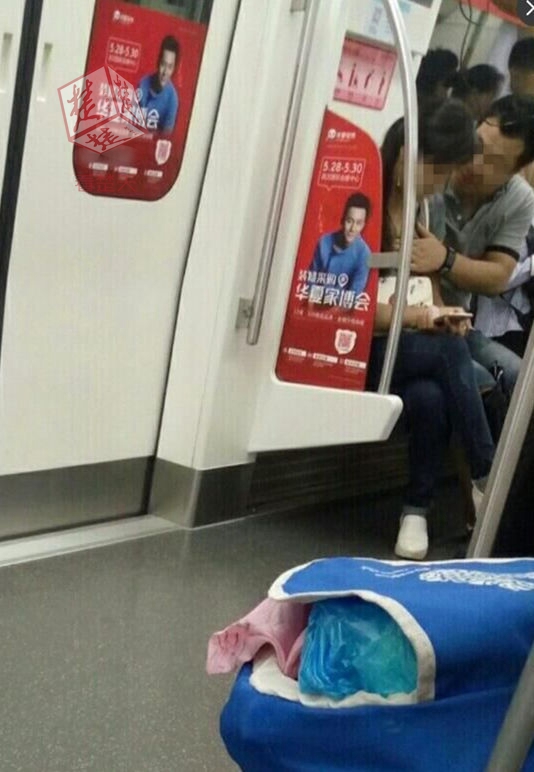 武汉地铁上一对男女亲吻摸胸 乘客偷偷拍照