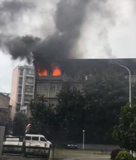 突发：武汉一家医院起火 浓烟滚滚