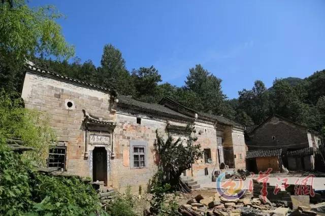 冯家湾村是深藏于鄂西北荆山山脉崇山峻岭之中的小山村,隶属南漳县