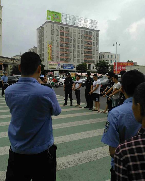 广东：“大哥”被飞虎队带走后 数十马仔当街袭警