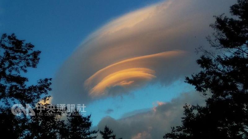台东山区惊现奇观！ 层层云朵宛如彩色飞碟