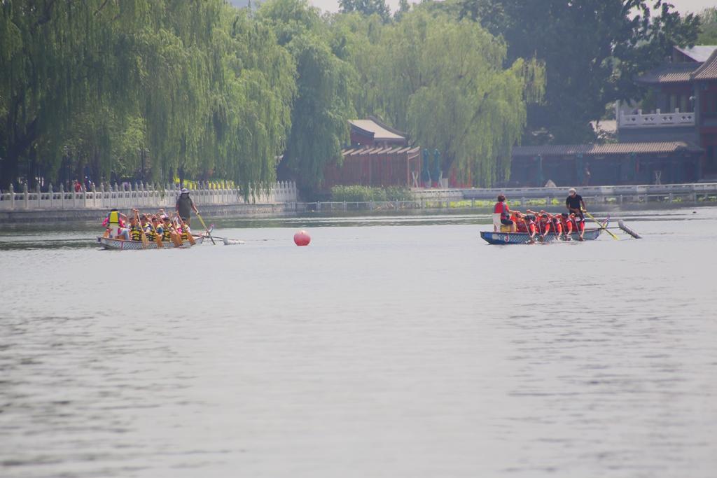 过节啦！北京什刹海举行端午龙舟赛