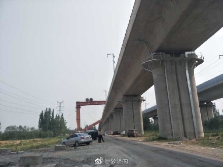 石济客专中铁十局施工现场龙门吊倒塌 6死1伤