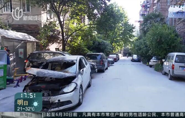 上海一轿车停小区两个月 变成垃圾箱