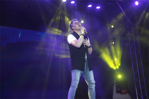 著名歌手秋雨用歌声征服金坛歌迷|歌迷| 秋雨_