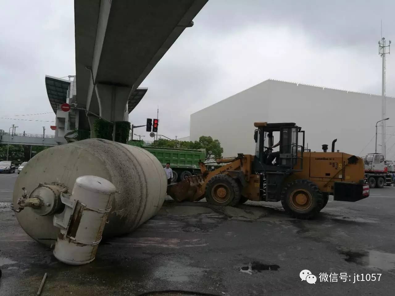 闵行区东川路华宁路口一辆水泥搅拌车侧翻