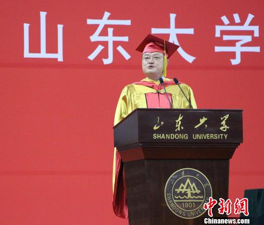 山东大学校长张荣在毕业典礼上发言。　赵晓摄