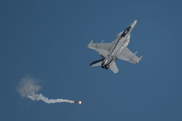美军F-18战机击落叙军苏-22 强调“联合自卫”