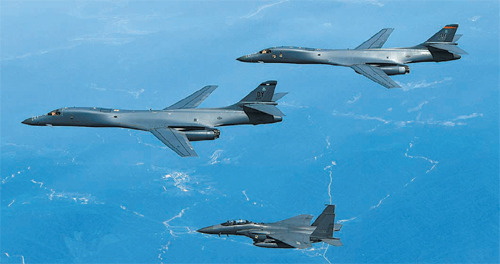 美军一反常态 积极宣传B-1B轰炸机赴韩国演习