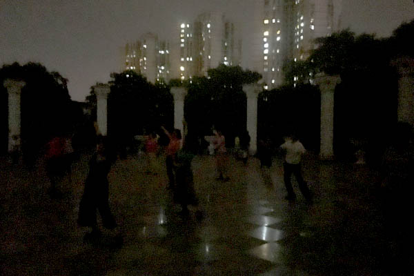 上海一公园晚上不关门不开灯  多年来上百居民摸黑跳舞锻炼