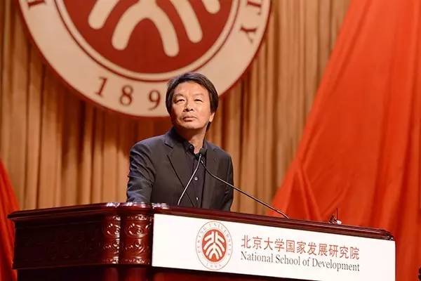 刘震云在北大毕业典礼演讲：我们民族最缺的就是笨人