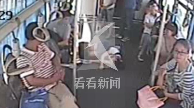 上海怀孕女子晕倒公交车厢 司机乘客援手相帮