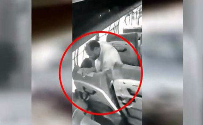 印度一政客公交车上强暴19岁女子 骑在对方身上强吻