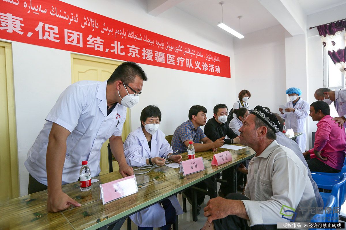 北京援疆医疗队为和田村民送健康