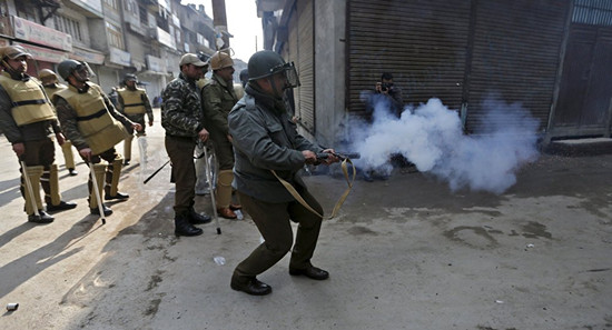 警方进口“臭弹”效果欠佳：印度人对臭不敏感
