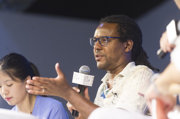 《地下铁道》作者科尔森:一边做梦,一边写作_