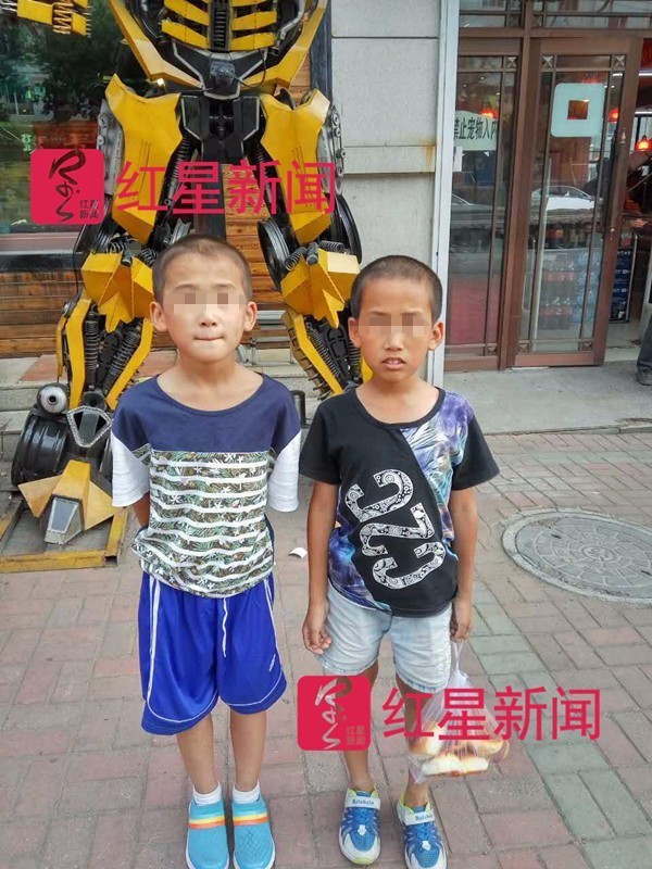 黑龙江一对年幼兄弟被扔在学校三年 父亲从未露面