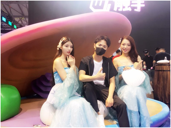 美女云集 触手直播承包了Chinajoy首日所有镜头