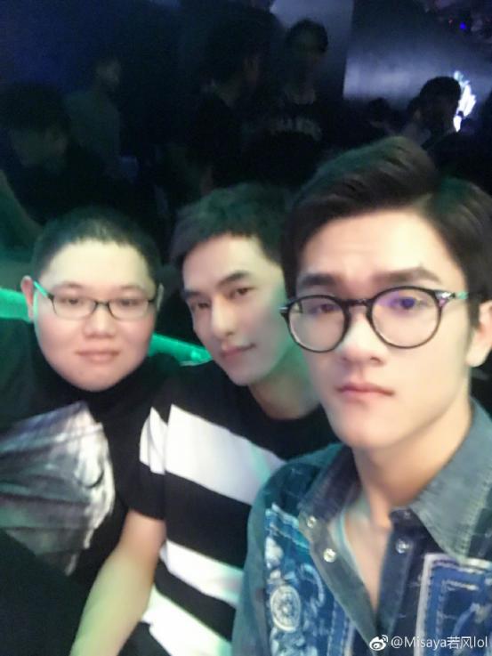 若风CJ现场送粉丝礼物合照却没有一个女粉丝？