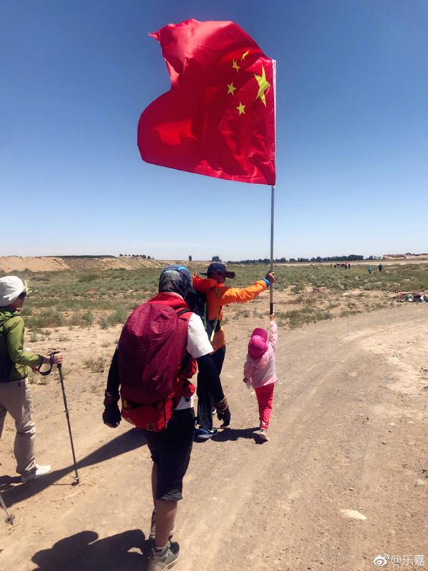 乐嘉带4岁女儿沙漠徒步76公里 网友：是教育还是折磨