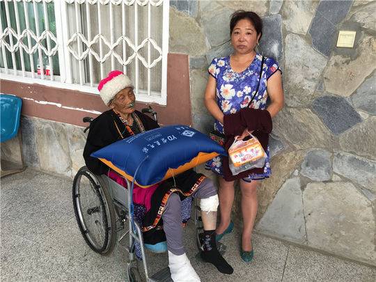 女子地震时逆人流往屋里跑 救出82岁婆婆