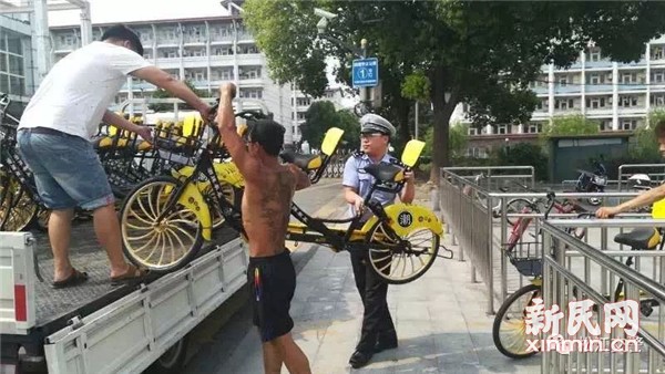 双人共享单车现身上海，警方：骑上马路系违法