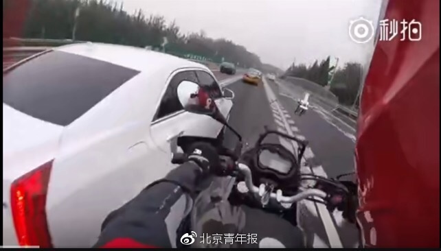 首都机场高速上演“摩托大战轿车”，北京交警调查