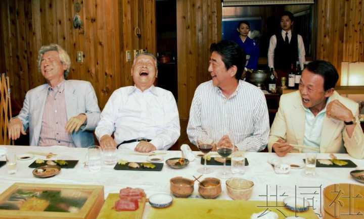 日财长邀请安倍与日本众前首相聚餐 “朋友圈”晒照