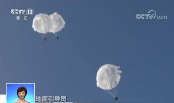 陆军特种兵800米低空跳伞：从离机到着陆仅百秒
