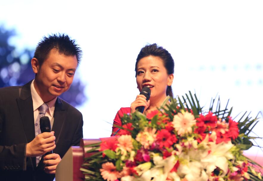 发布会现场,滨海新区宣传部领导以及滨海文化中心董事长高治国分别致辞,预祝音乐会圆满成功。“为中国梦喝彩”——张鹤和她的朋友们公益演唱会,共分为两场,分别于10月6日、7日进行,表演嘉宾阵容强大。张鹤将与著名歌唱家关牧村共同演唱《为中国梦喝彩》,喝彩我们伟大的祖国,为党的十九大的胜利召开放声歌唱。而这首歌也是本届全运会会歌《光荣和梦想》的曲作者冯国林老师的又一力作,令人充满期待;演唱会的另一大亮点,则是张鹤与著名歌唱家程志共同演唱的《唱响国歌》,两位歌唱