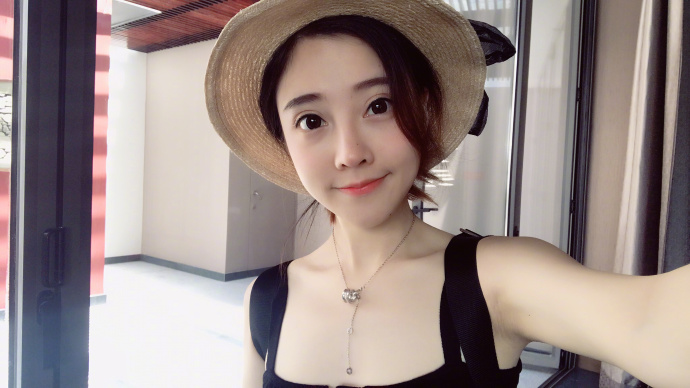 LOL冯提莫已停播半月 还在发A杯不怕丢斗鱼一