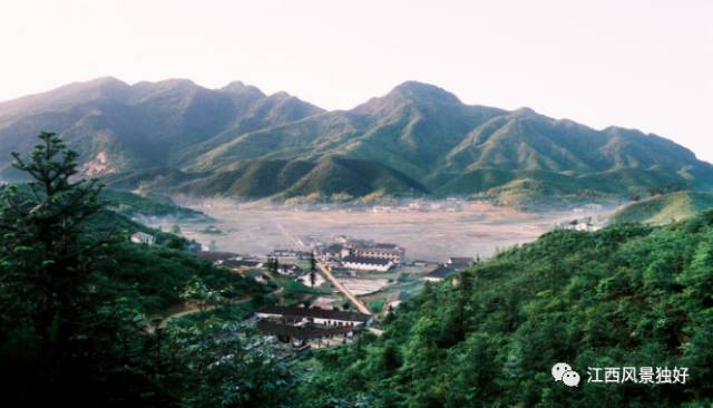 陕西陕西铜川国家中医药健康旅游示范区 计划用3年左右时间,在全国建成10个国家中医药健康旅游示范区,100个国家中医药健康旅游示范基地,1000个国家中医药健康旅游示范项目。 希望通过国家中医药健康旅游示范区(基地、项目)建设工作,探索中医药健康旅游发展的新理念和新模式,创新发展体制机制,推广应用互联网技术,在产业化改革创新等方面先行先试,推动旅游业与养老相结合,与中医药健康服务业深度融合,成为特点鲜明、优势明显、综合实力强、具有示范辐射作用和一定影响力的国家中医药健康旅游示范区(基地、项目),全面推动中