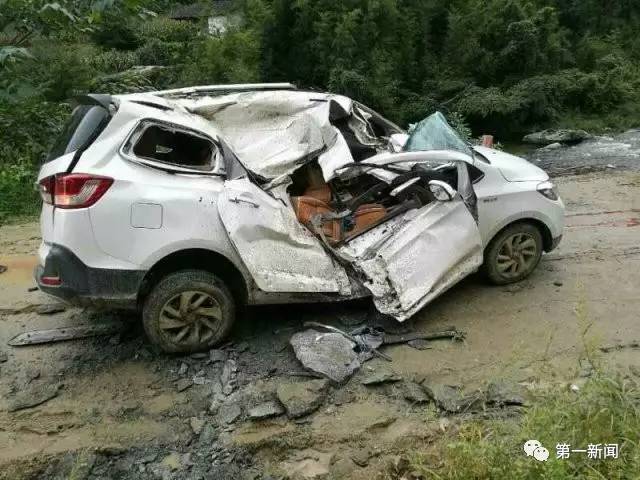 陕西扶贫干部乘坐车辆被掉落山石砸中 致2死1重伤