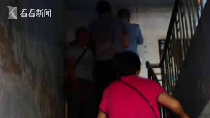 ccd6591b10b1fc4c8e718b23e6106e72.jpg 男子家中去世腐烂多日 2岁男童独守饿得奄奄一息