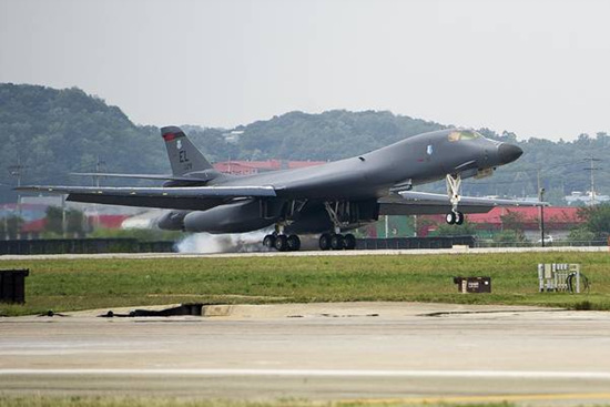 美军B-1B和F-35战机在朝鲜半岛进行轰炸演习