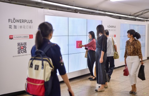 Flowerplus走心场景营销与来往路人玩转花式