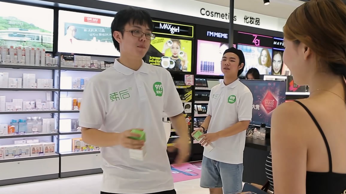 广州惊现史上最hiphop导购员 现场都在疯狂打Call