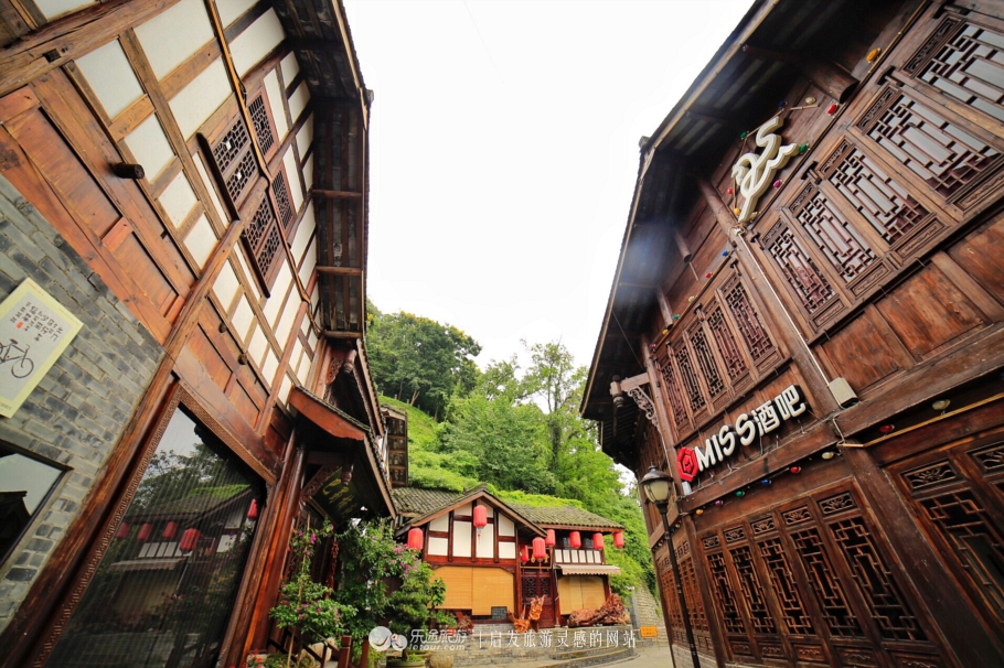 小巷深处,听都江堰西街,寻“秋”启事