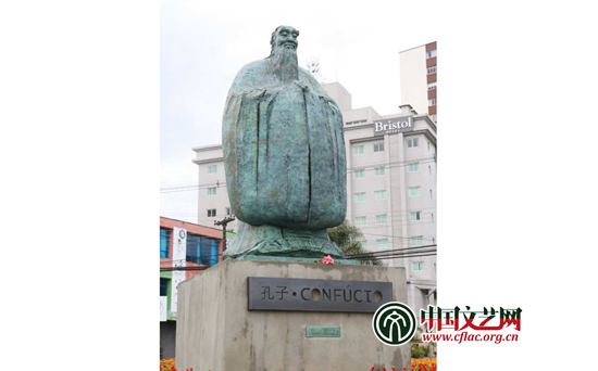 巴西库里蒂巴市中国广场永久矗立孔子雕塑_凤