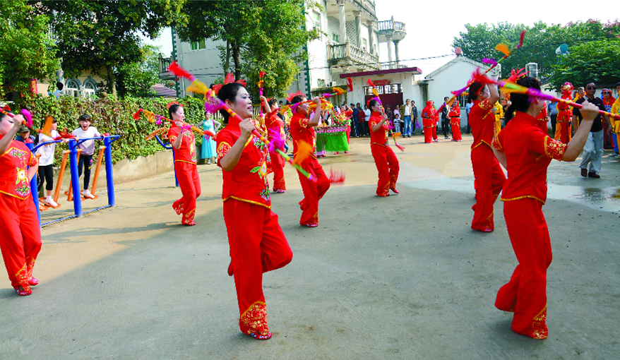 ◆ 10月1日,含山县铜闸镇太湖村群众举行打湘莲、花船等民俗表演。本报通