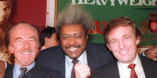 30年前的唐纳德-特朗普，左侧为他的父亲弗莱德-特朗普，中间是著名拳击经纪人唐-金