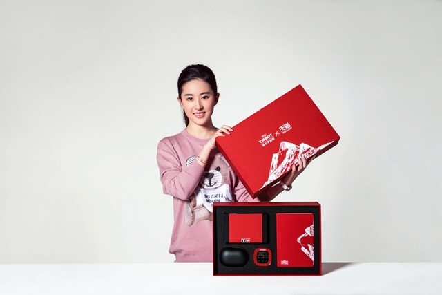 天梭表全球代言人刘亦菲献上双11限量版计时礼盒，图片来源于天梭。