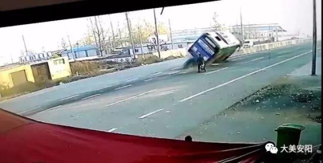 河南安阳一公交车为躲避自行车发生侧翻 三人受伤