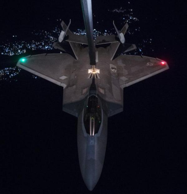 F-22长途奔袭 用500磅SDB轰炸塔利班鸦片工厂